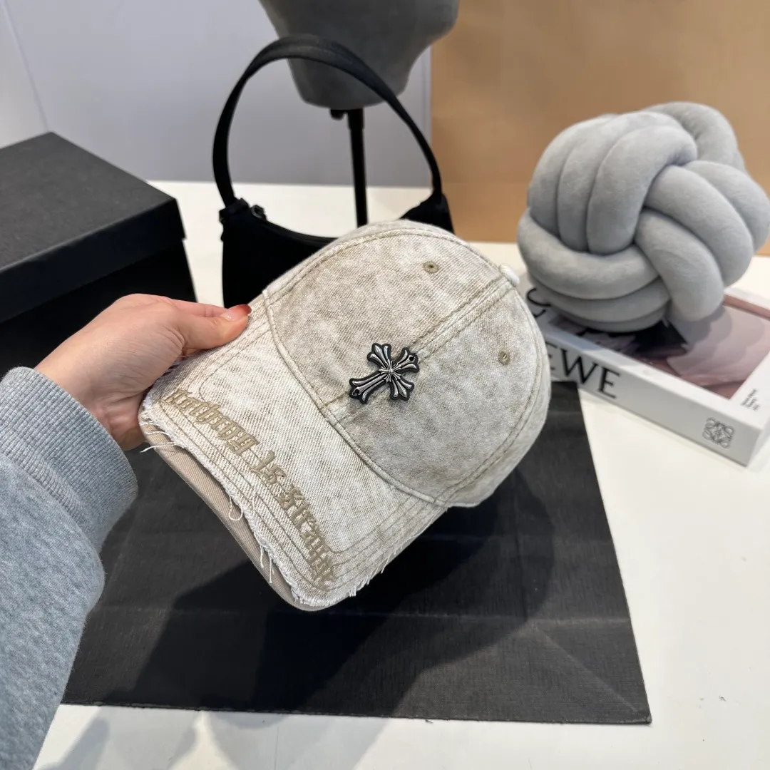 P60 Crow Heart 🆕🆕New baseball cap, stylish and classic cross logo, casual with a cool feeling, unisex style, same style for men and women! Very easy to match! Head circumference: 56-58cm is available